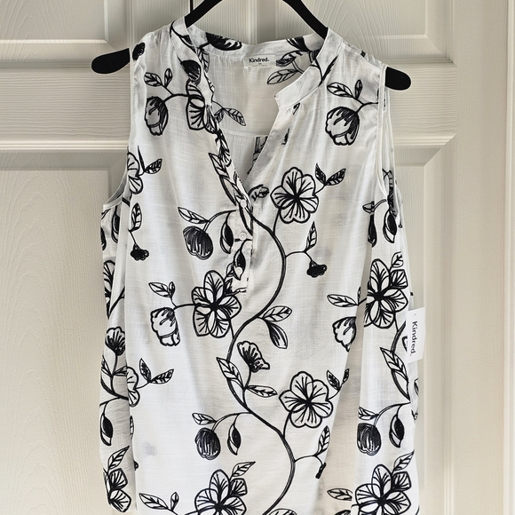 NWT Kindred Sleeveless Black and White Embroidered Floral V-Neck Blouse 3X - Picture 2 of 12